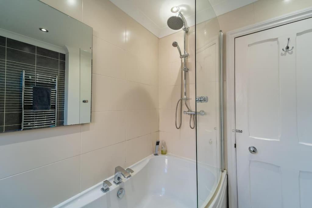 A Beautiful And Stylish 2 Bed Flat Close To Beach Борнмут Экстерьер фото